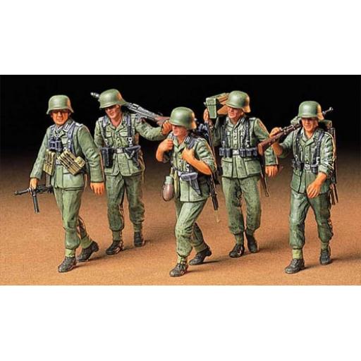 35184 German Machine Gun Crew On Maneuver 1:35 Tamiya