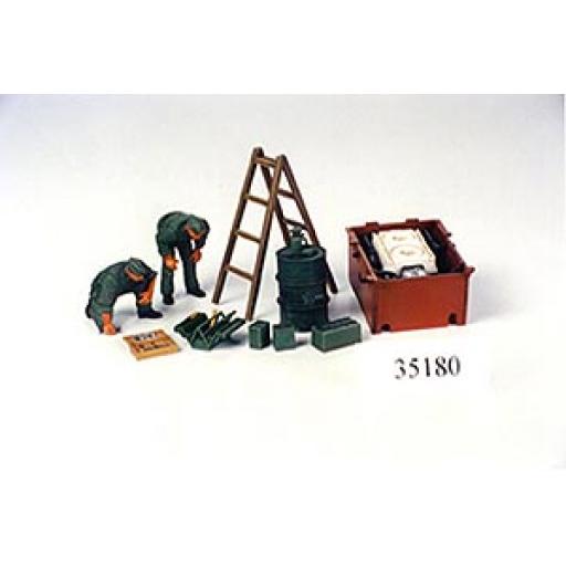 35180 German Tank Engine Maintenance Crew Set 1:35 Tamiya