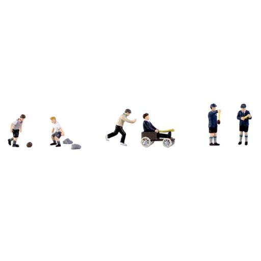 36-435 POST WAR ERA SCHOOLBOYS PLAYING OO GAUGE SCENECRAFT